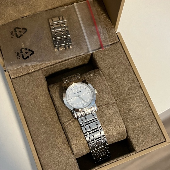 Burberry Heritage Ladies Watch - Picture 1 of 2